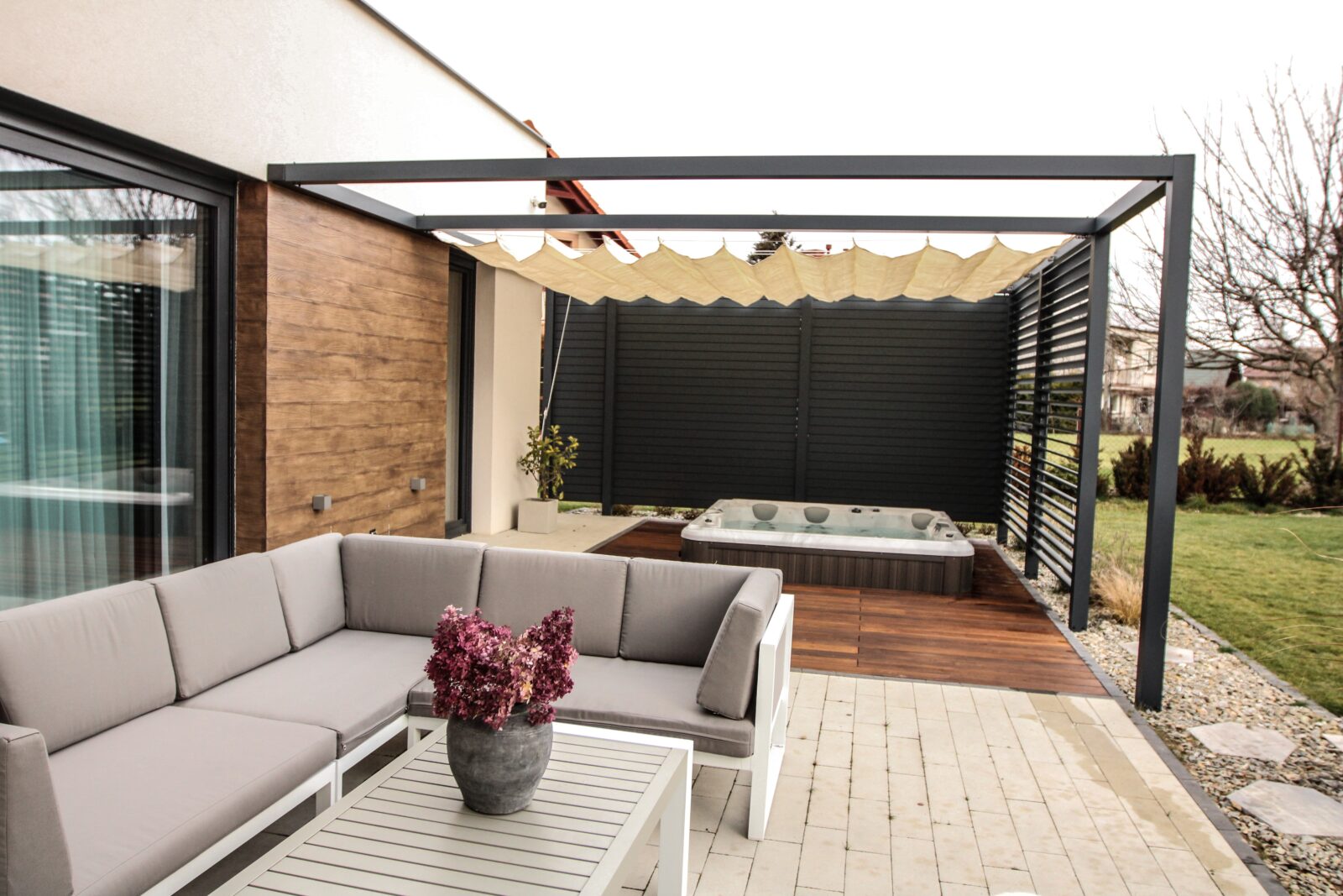 Nowoczesna pergola ogrodowa i tarasowa z aluminiową konstrukcją