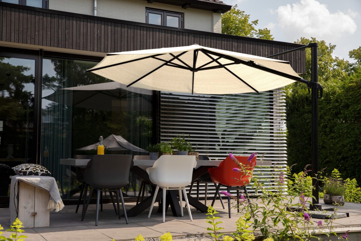 Parasol ogrodowy z prostym mechanizmem umożliwiającym łatwe rozkładanie i składanie