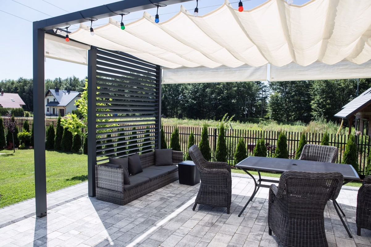 Roleta rzymska pozioma Coolfit® zamontowana pod pergolą –delikatne rozproszenie światła