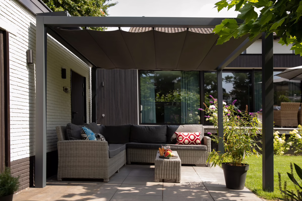 Nowoczesna pergola aluminiowa w ogrodzie – minimalistyczna konstrukcja, neutralny kolor, spójna z bryłą domu