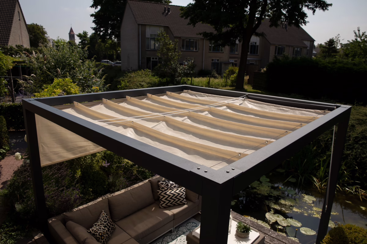 Zbliżenie na mechanizm rolety rzymskiej – stalowe linki i równo układająca się tkanina