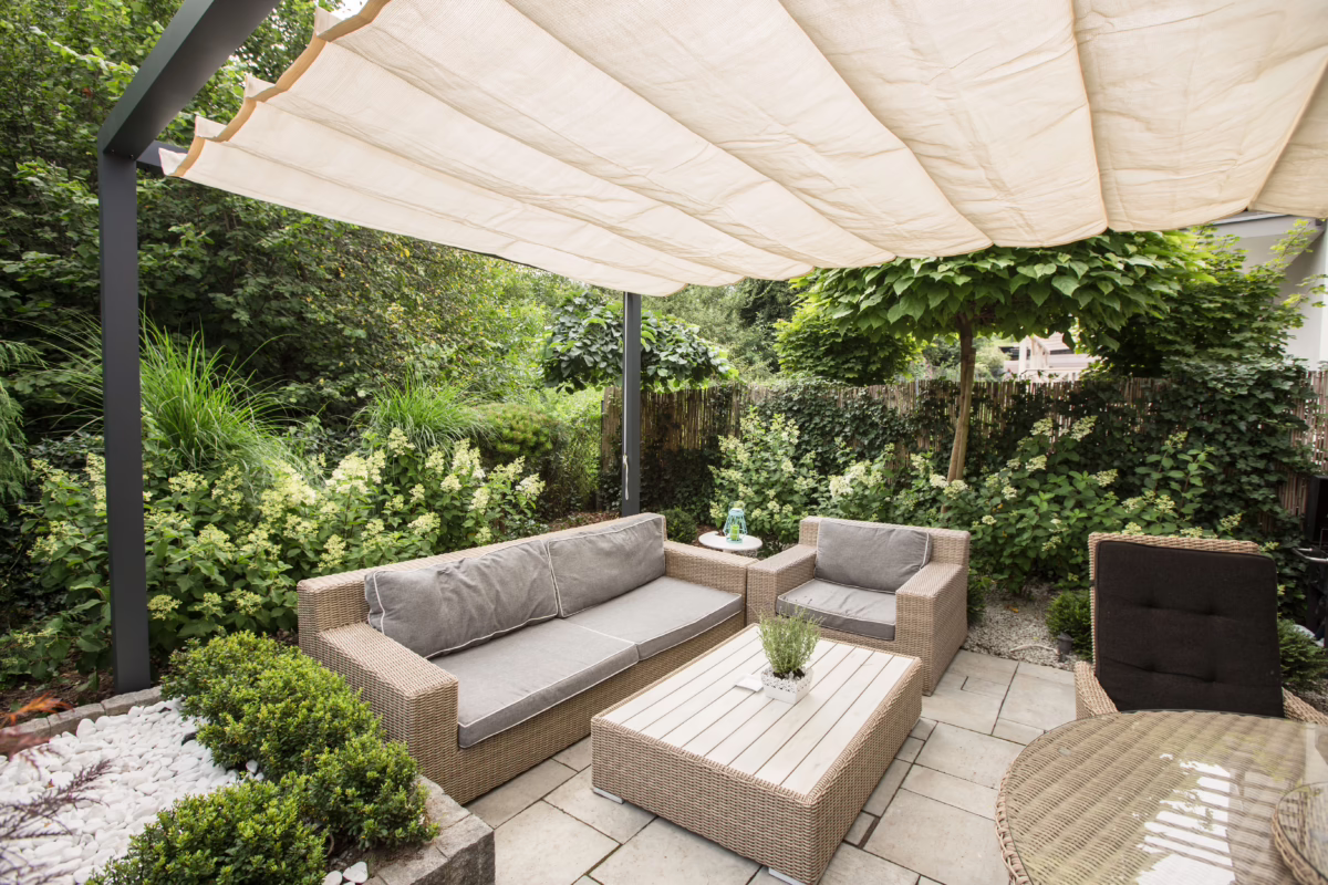 Montaż rolety rzymskiej pod pergolą – precyzyjne dopasowanie do konstrukcji aluminiowej