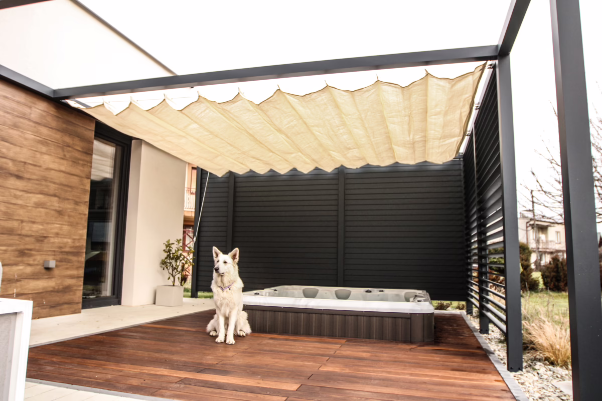Pergola aluminiowa zamontowana jesienią – gotowa konstrukcja czekająca na sezon wiosenny
